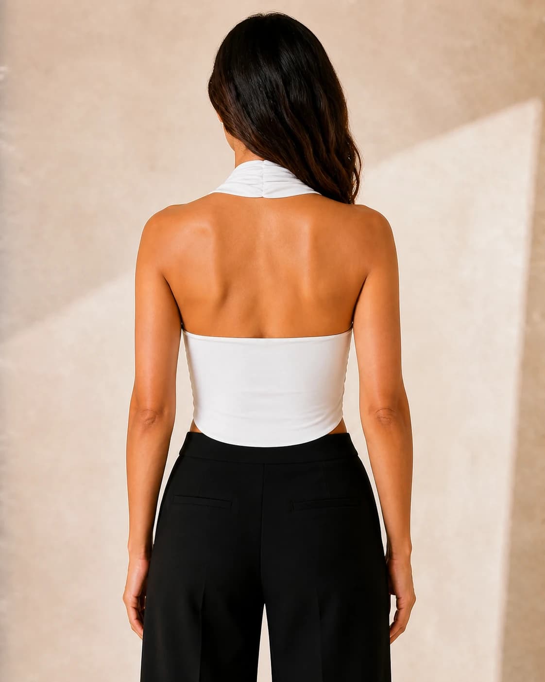 Top halter blanco plunge espalda descubierta, vista de espalda en modelo