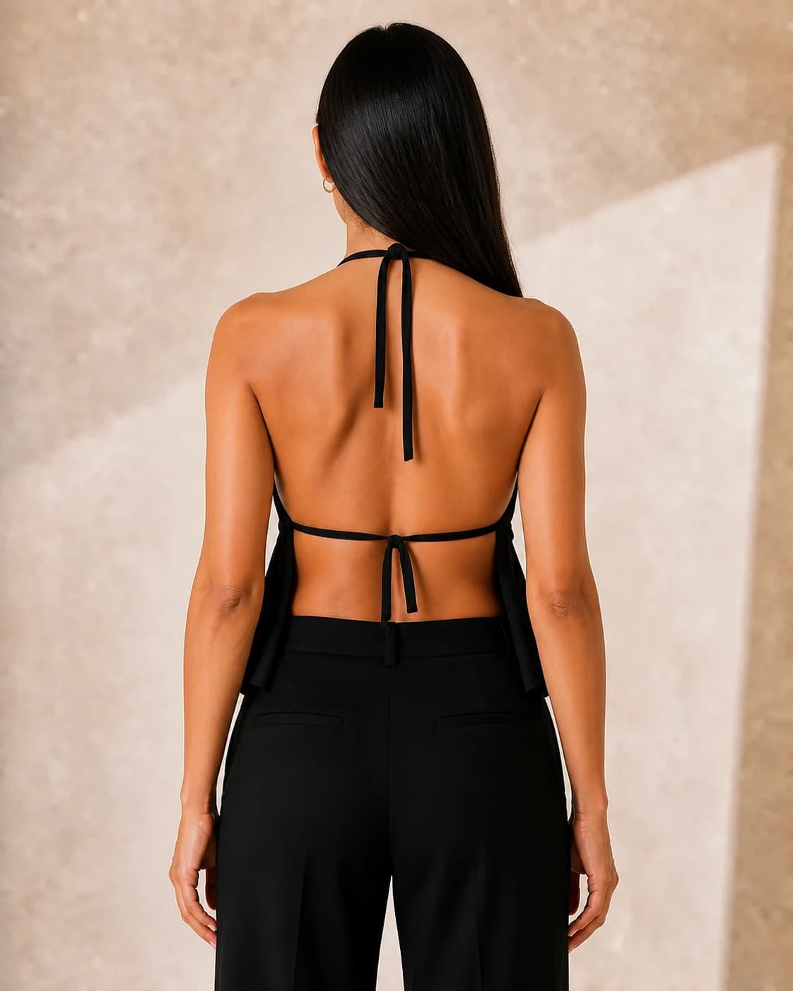 Top halter negro babydoll espalda descubierta, vista de espalda en modelo