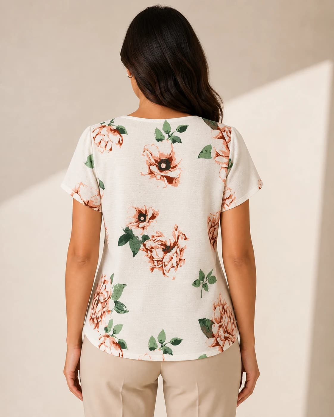Blusa floral blanco encaje v, vista de espalda en modelo
