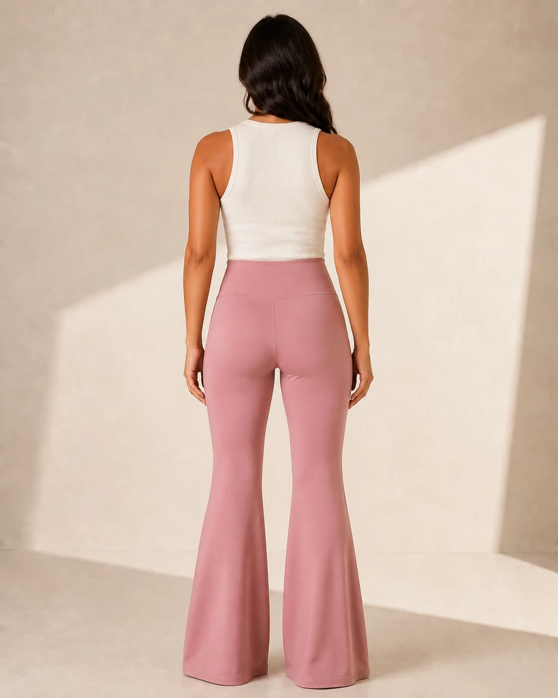 Pantalon acampanado mauve cintura alta, vista de espalda en modelo