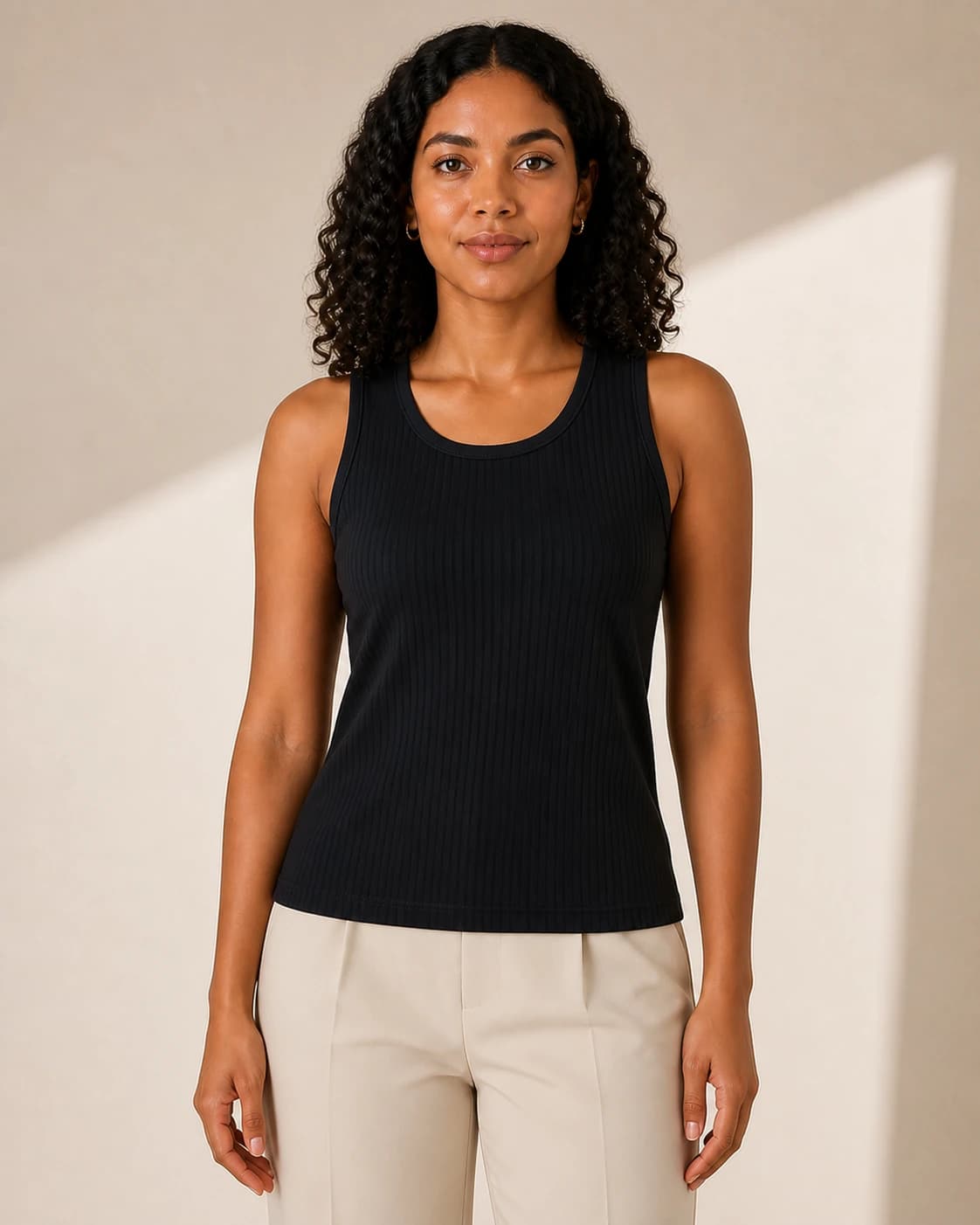 Top tank acanalado, color Negro, vista frontal