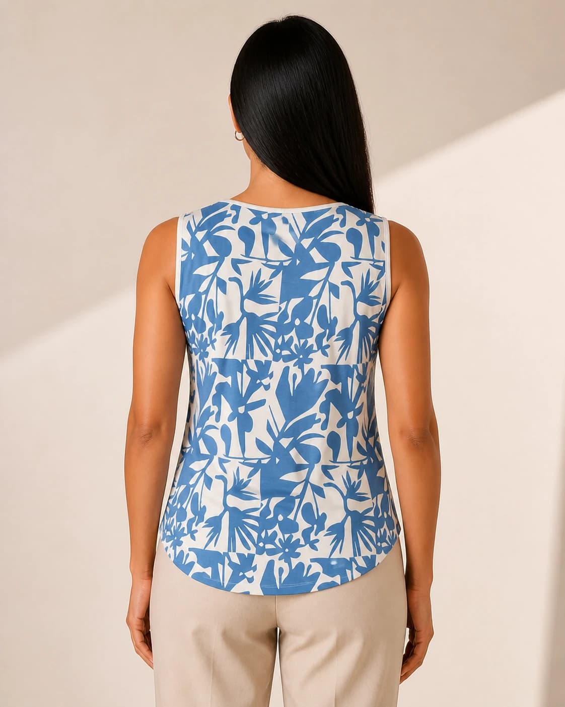 Blusa floral azul sin mangas, vista de espalda en modelo