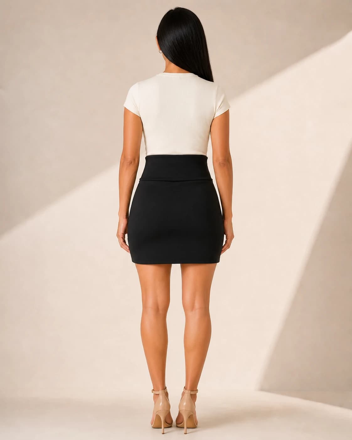 Falda mini negra slit, vista de espalda en modelo