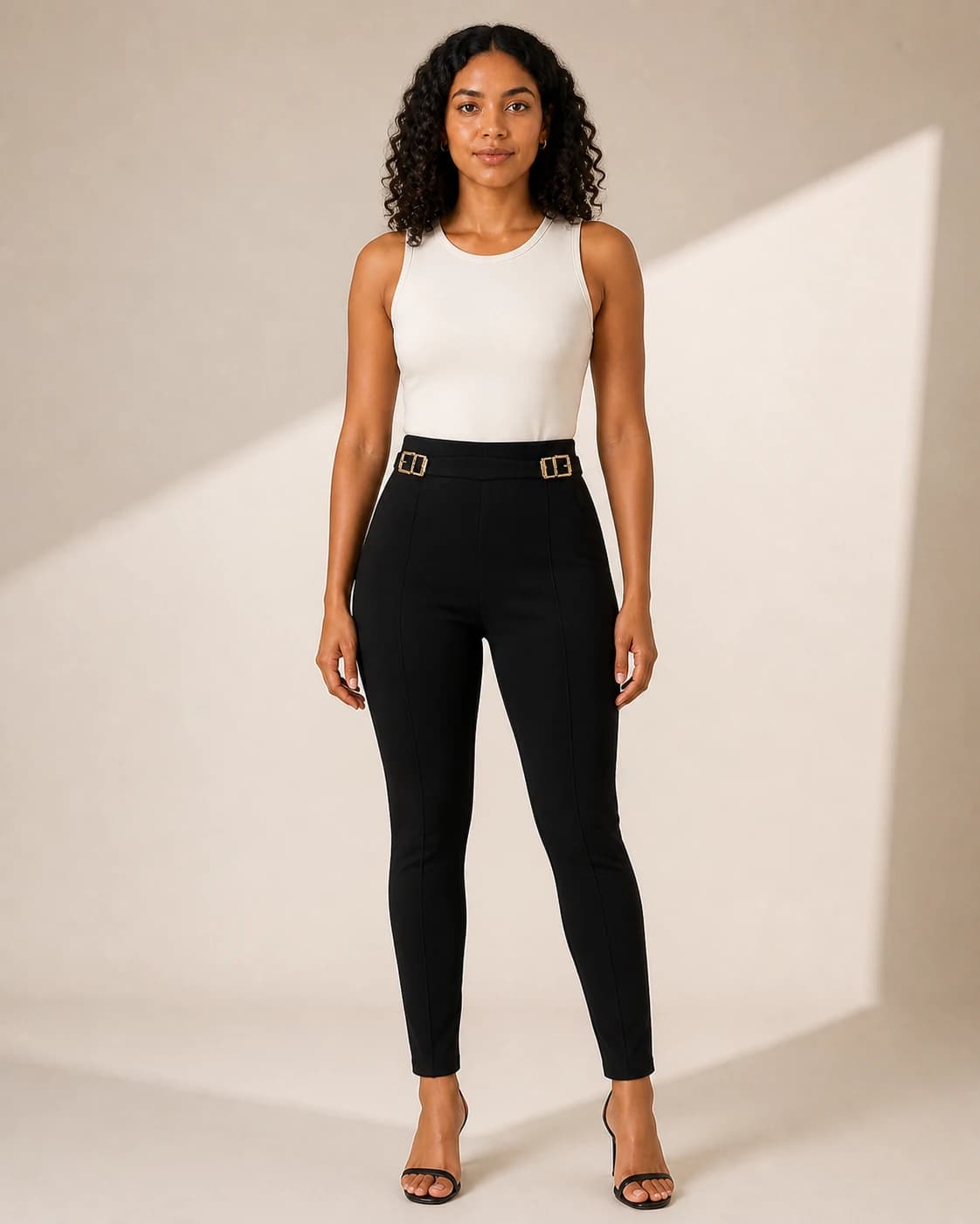 Pantalon hebillas doradas, color Negro, vista frontal