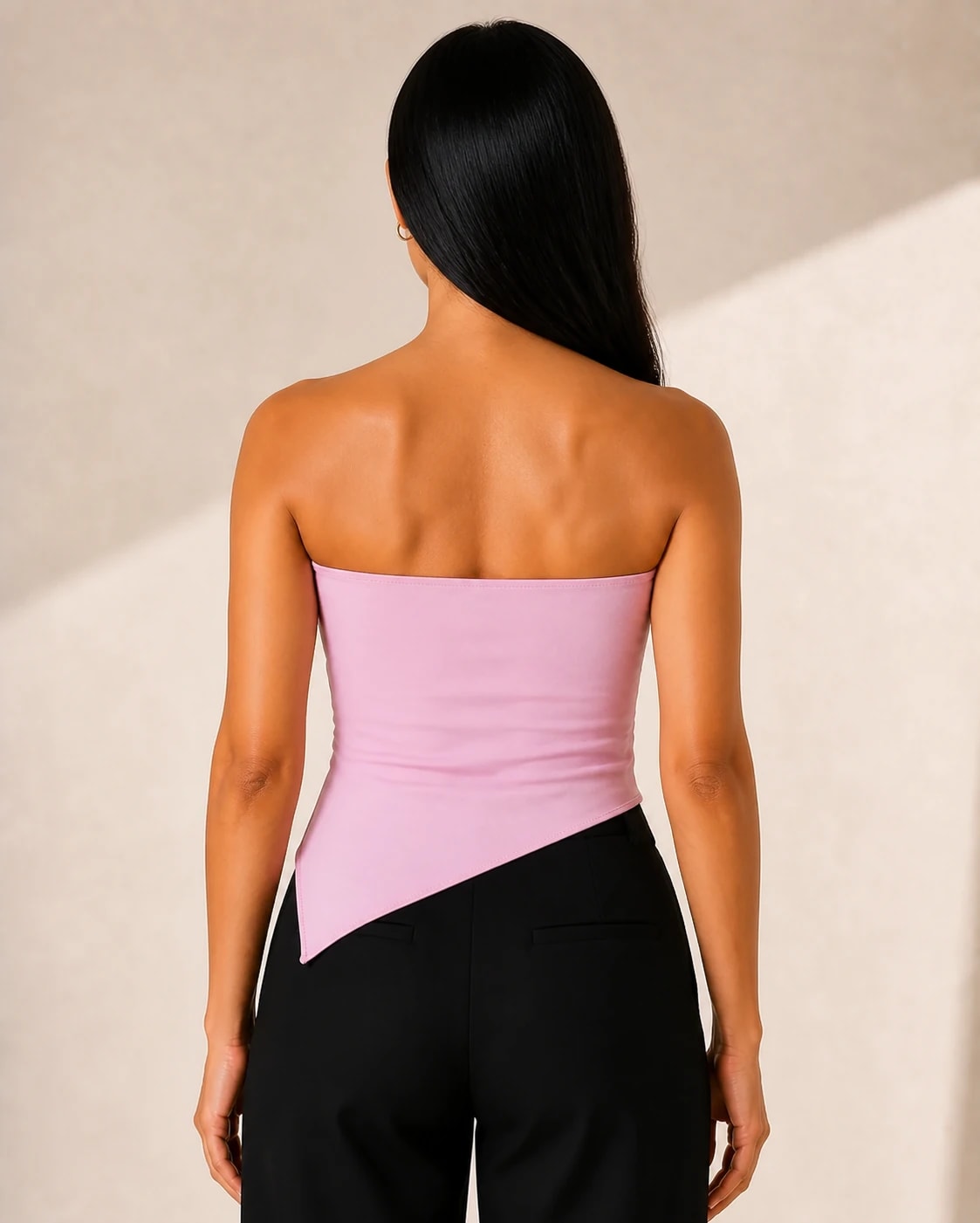 Top bandeau asimetrico en rosado, vista de espalda en modelo