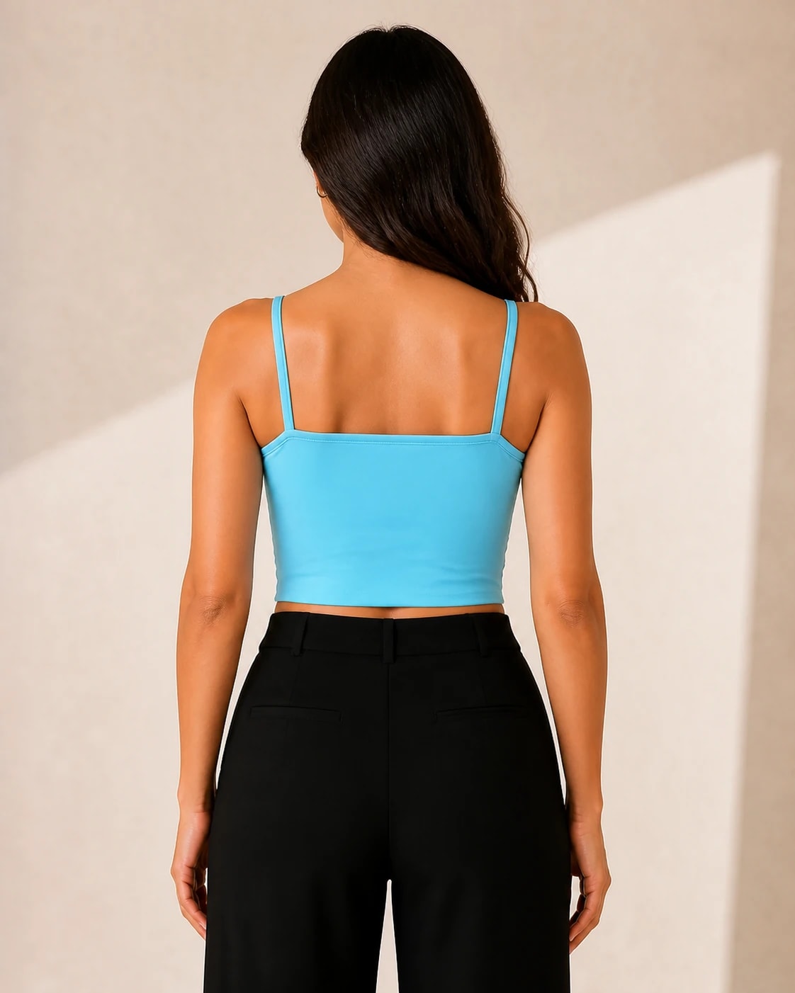 Top cami flor en celeste, vista de espalda en modelo