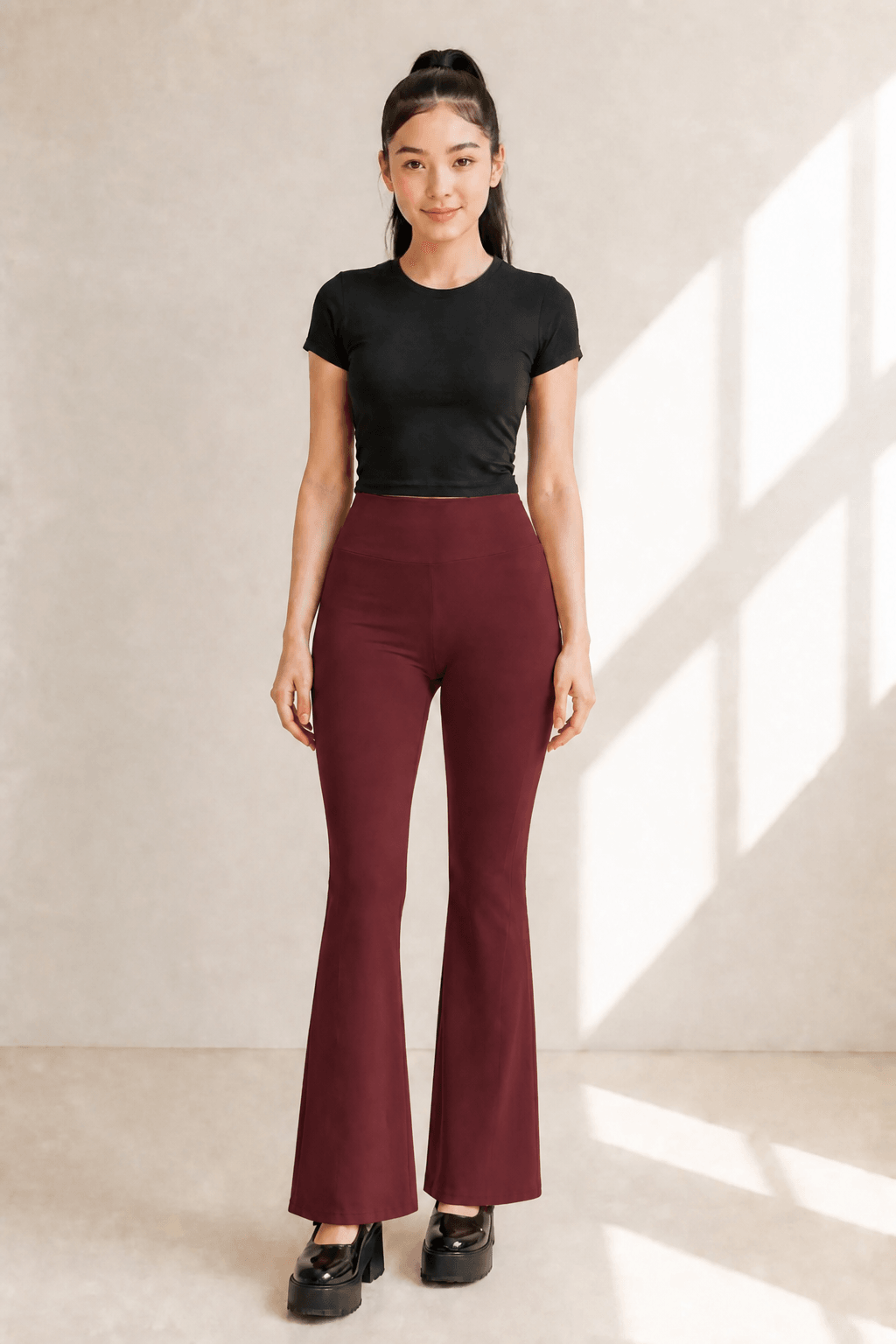 Pantalon acampanado cintura alta en vino, vista frontal en modelo