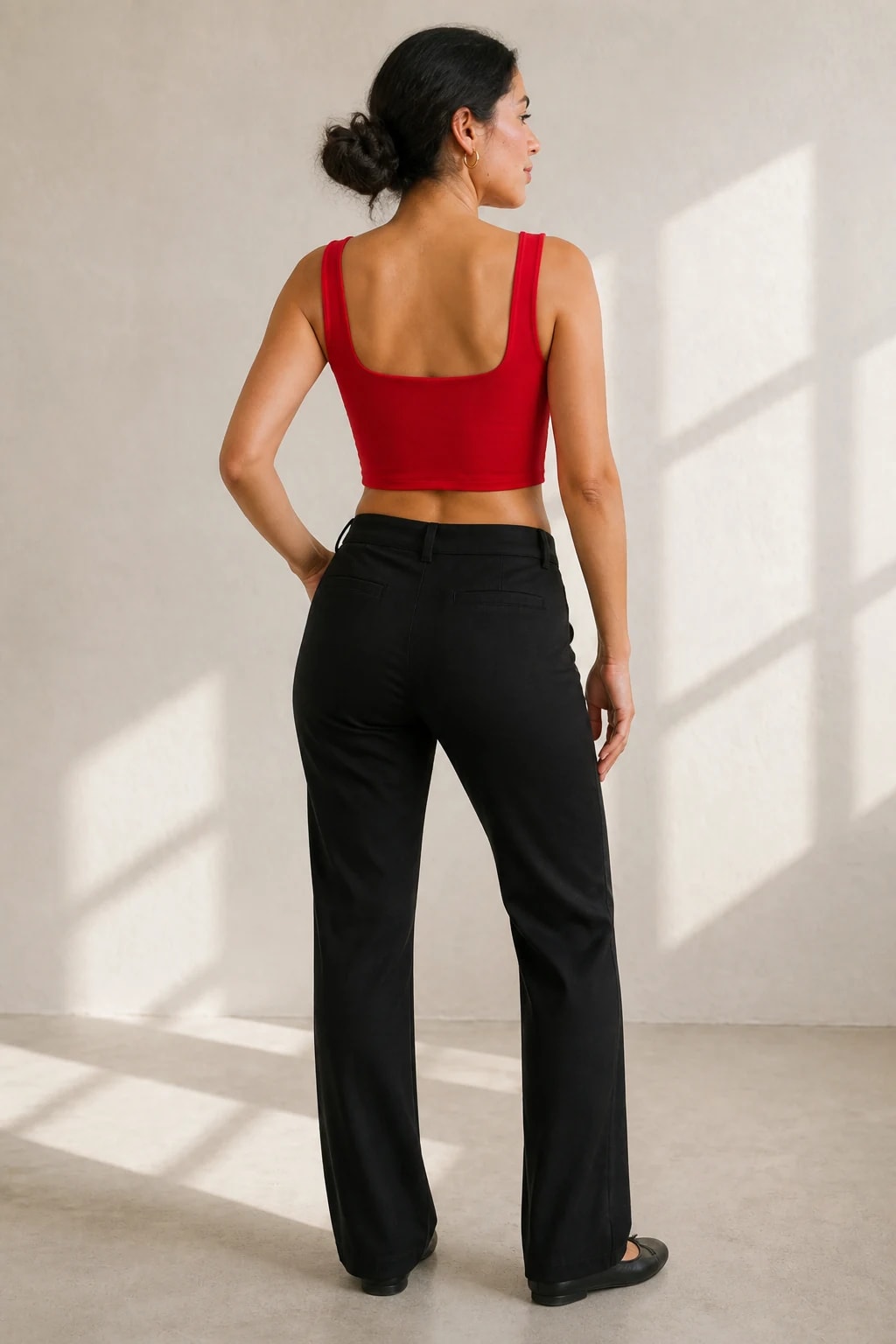 Top crop escote cuadrado en rojo, vista de espalda en modelo