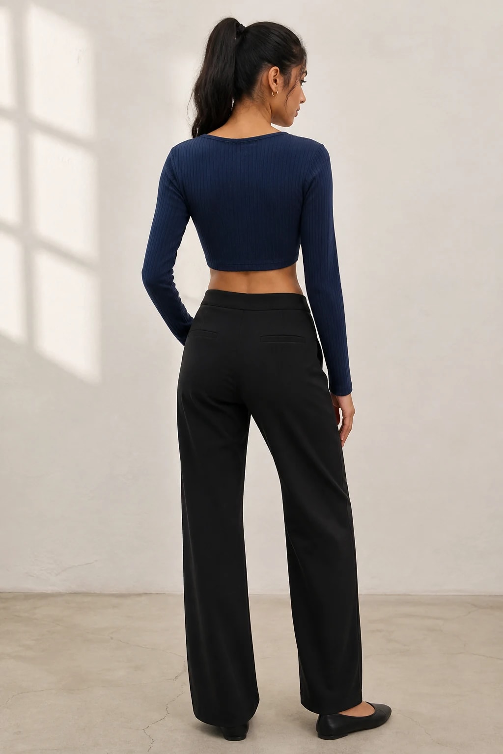 Crop acanalado shrug bandeau en azul marino, vista de espalda en modelo