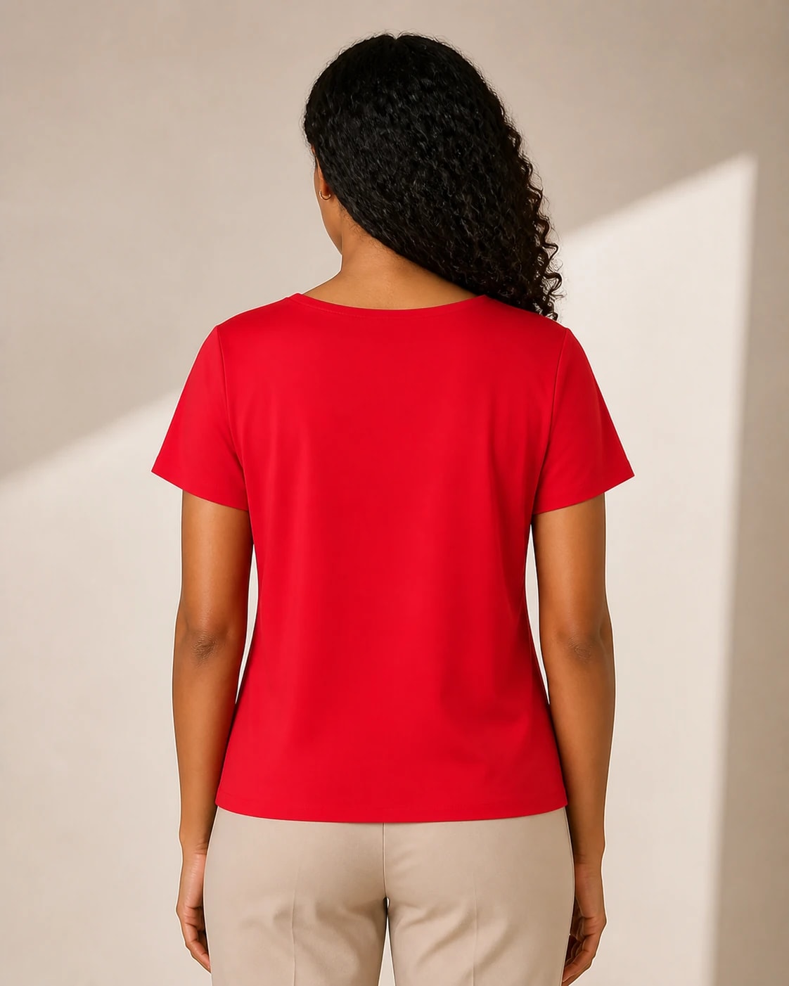 Top tee scoop en rojo, vista de espalda en modelo