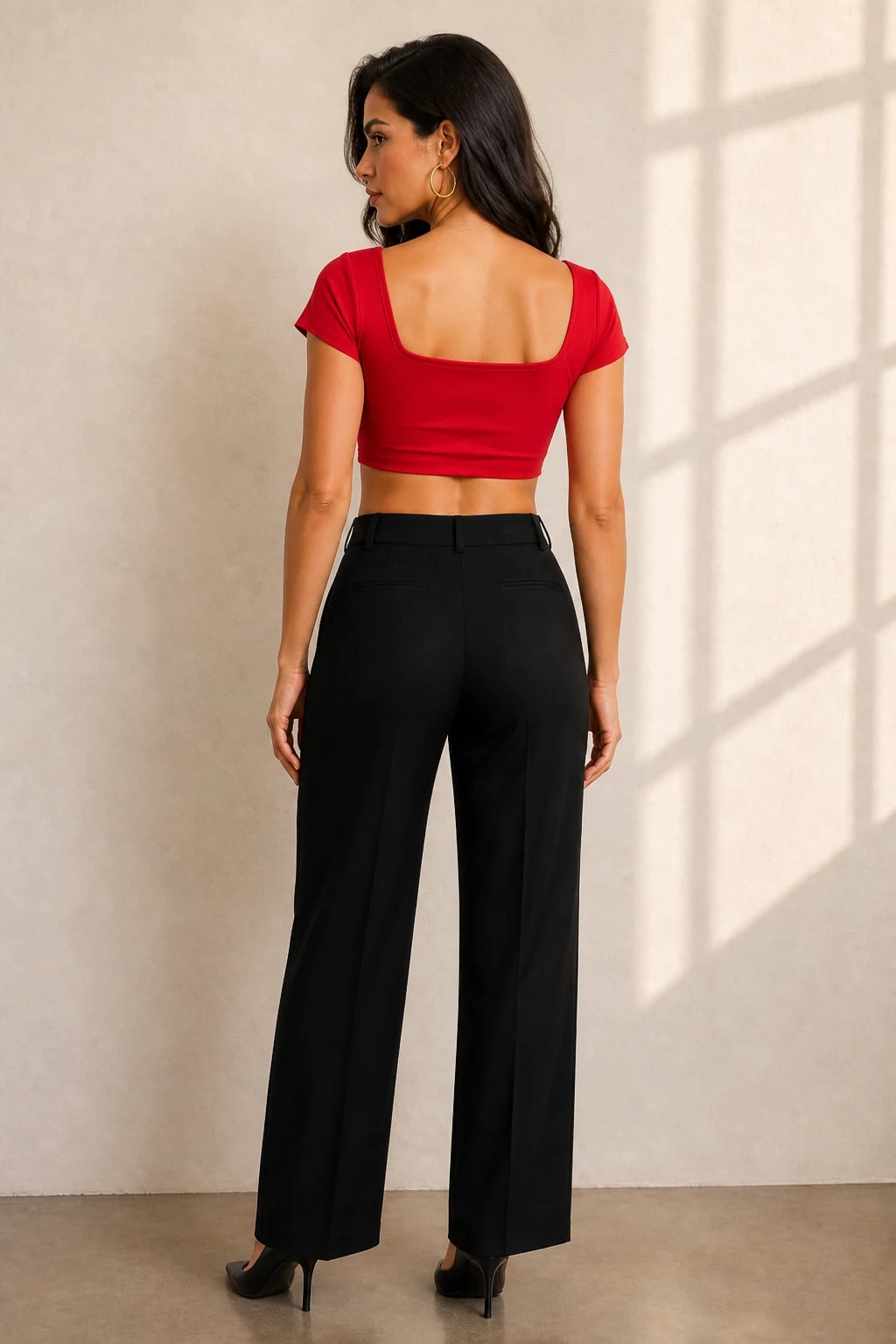 Crop rojo lace-up, vista de espalda en modelo
