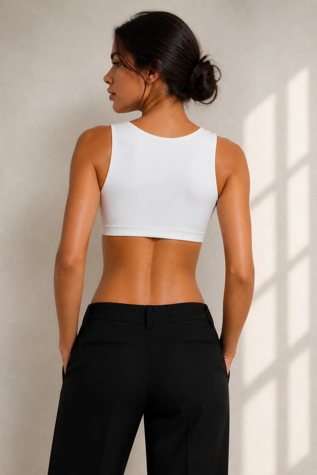 Crop blanco cut-out frontal, vista de espalda en modelo