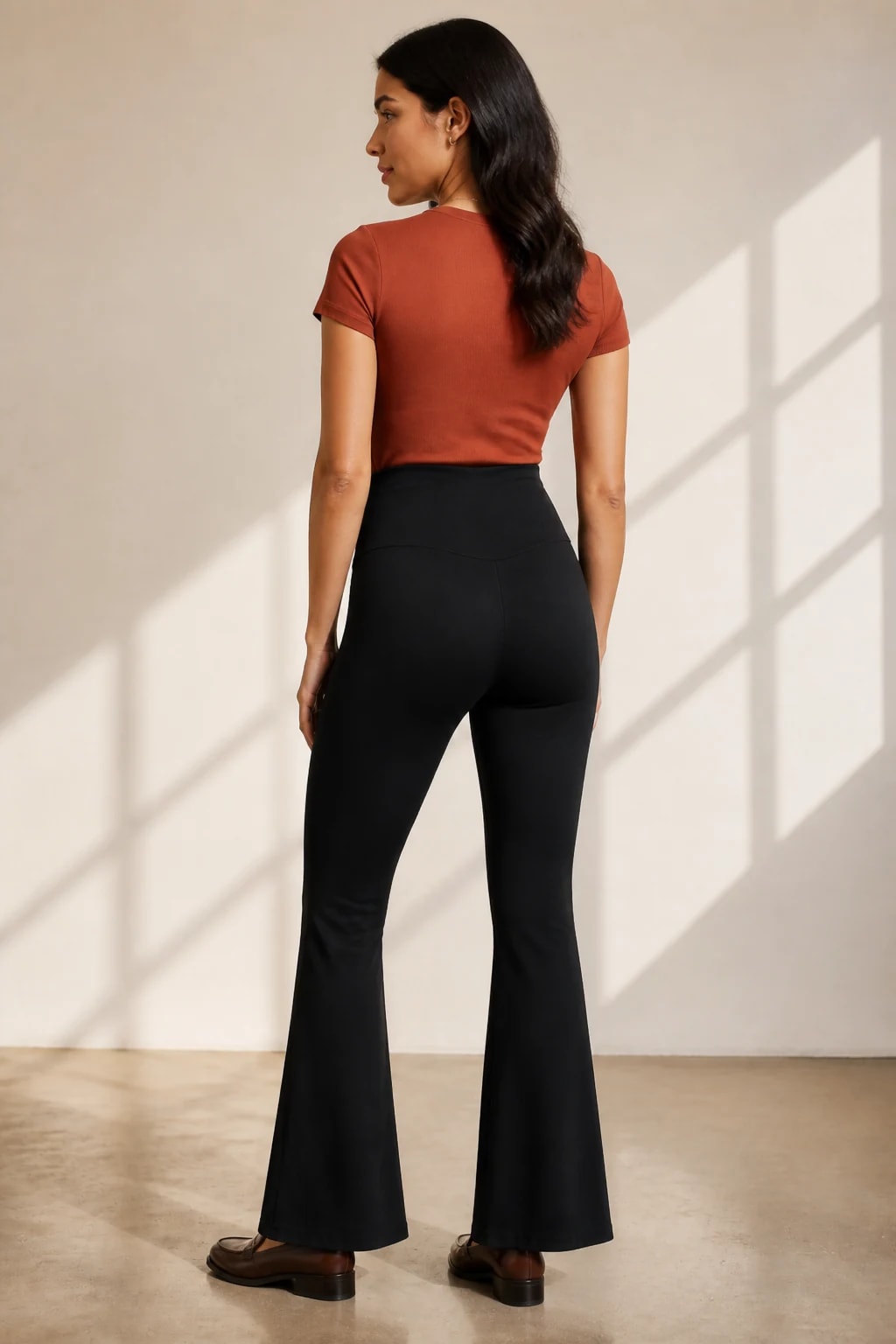 Legging flare acampanado, vista de espalda en modelo