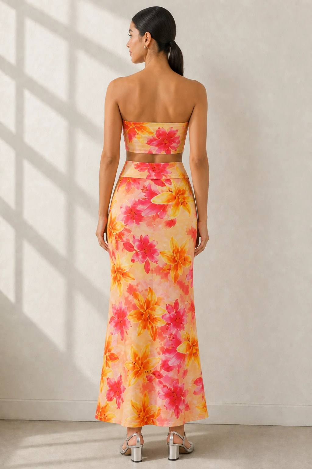 Conjunto floral naranja, vista de espalda en modelo