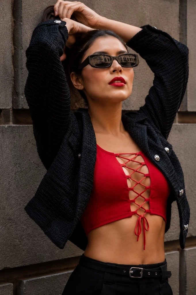 Mujer con crop rojo lace-up y chaqueta negra