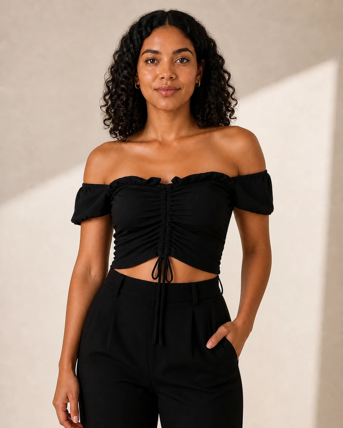 Top crop off shoulder frunce, color Negro, vista frontal