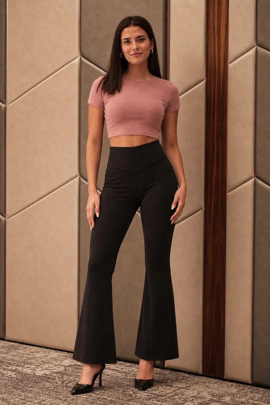 Modelo con top rosado y pantalón negro