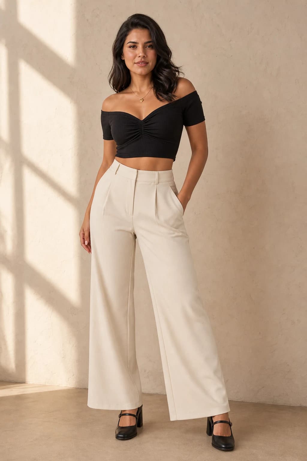 Modelo con top negro y pantalón claro